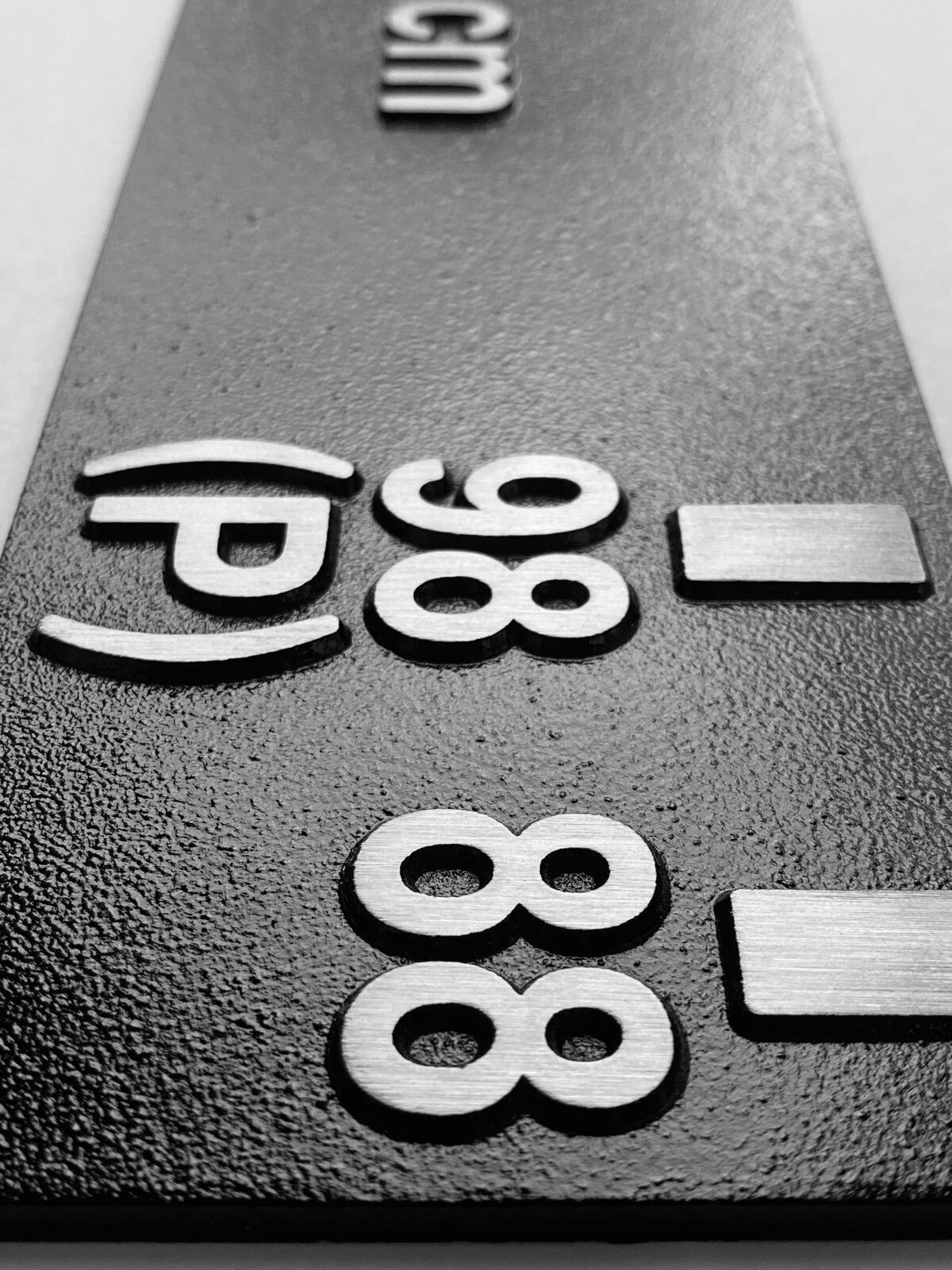 Bronzeguss-Schild auf Werkbank